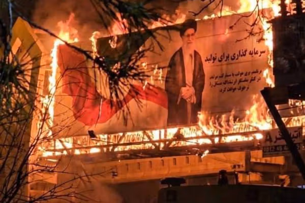 اعتراضاتی فراتر از بحران اقتصادی؛ معترضان مشروعیت جمهوری اسلامی را نشانه گرفتهاند