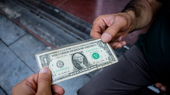 نرخ دلار پس از سخنان وزیر اقتصاد دوباره از ۷۸ هزار تومان گذشت
