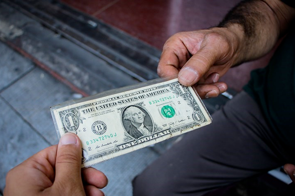 بعد تصريحات وزير الاقتصاد الإيراني.. الدولار يتجاوز 78 ألف تومان مجددًا