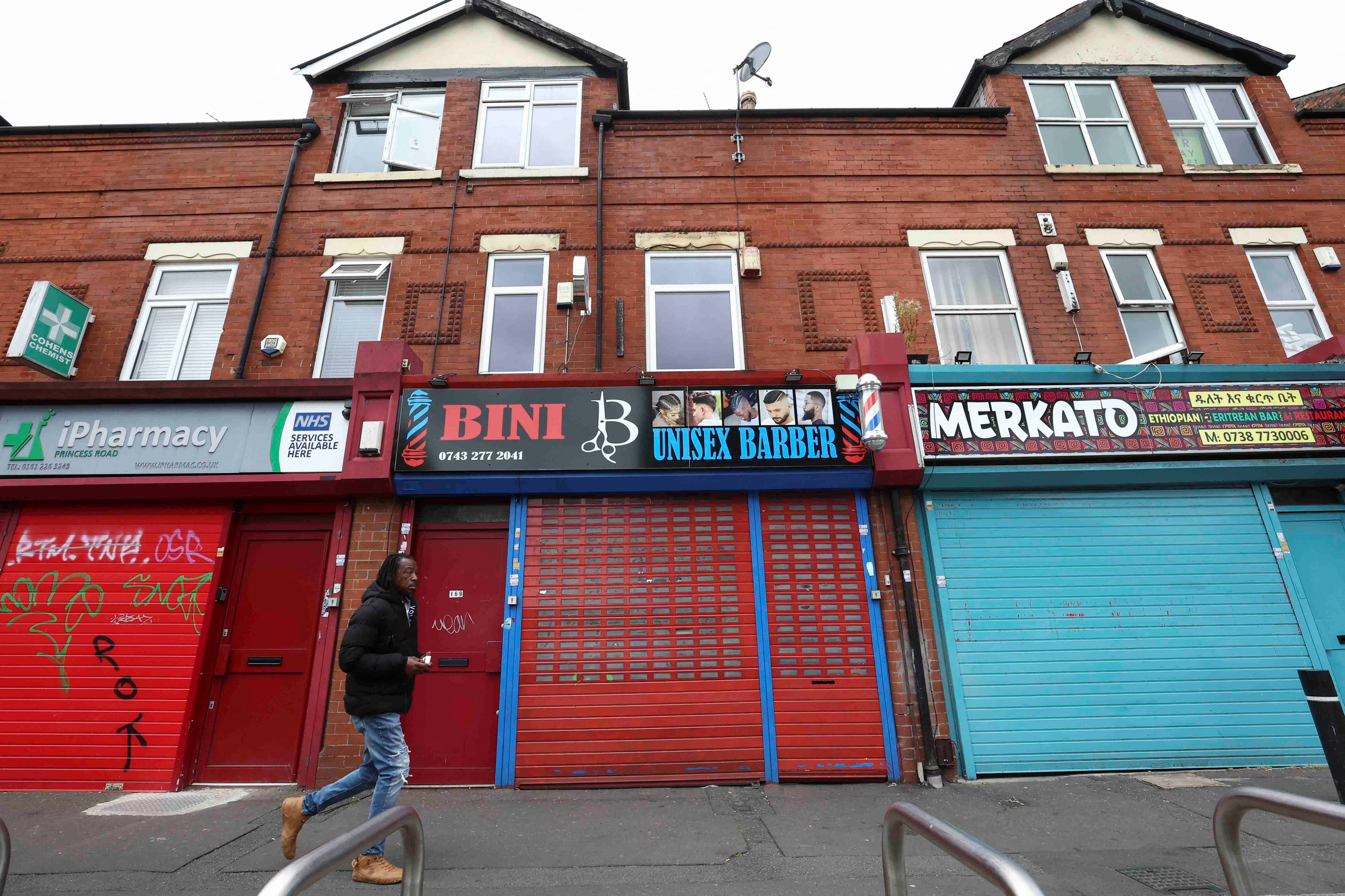 تعطیلی برخی مغازه‌ها و فروشگاه‌ها در منچستر به دلیل نگرانی از وقوع ناآرامی‌های خشونت‌بار، ۱۷ مرداد