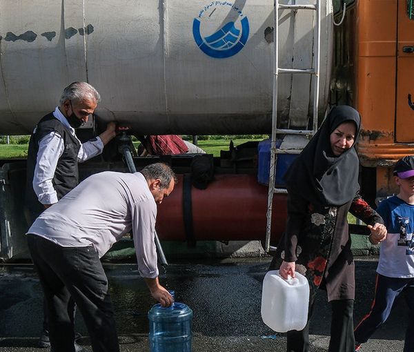 انقطاع المياه في طهران مستمر منذ أسبوع.. والمواطنون ينفون تصريحات المسؤولين بحل المشكلة