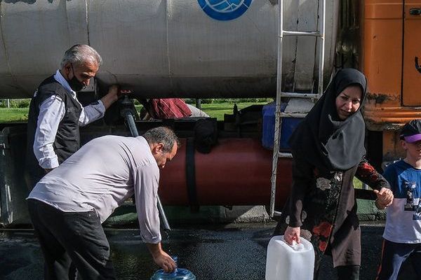 انقطاع المياه في طهران مستمر منذ أسبوع.. والمواطنون ينفون تصريحات المسؤولين بحل المشكلة