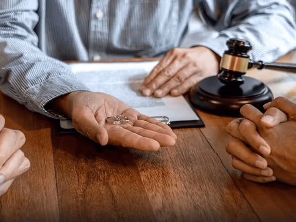 بحث برلماني: الخيانة أصبحت من عوامل الطلاق في إيران