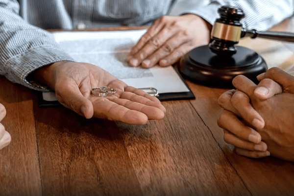 مقام مرکز پژوهشهای مجلس: خیانت به یکی از عوامل طلاق در ایران تبدیل شده است