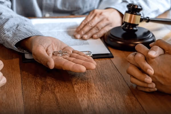 مقام مرکز پژوهشهای مجلس: خیانت به یکی از عوامل طلاق در ایران تبدیل شده است