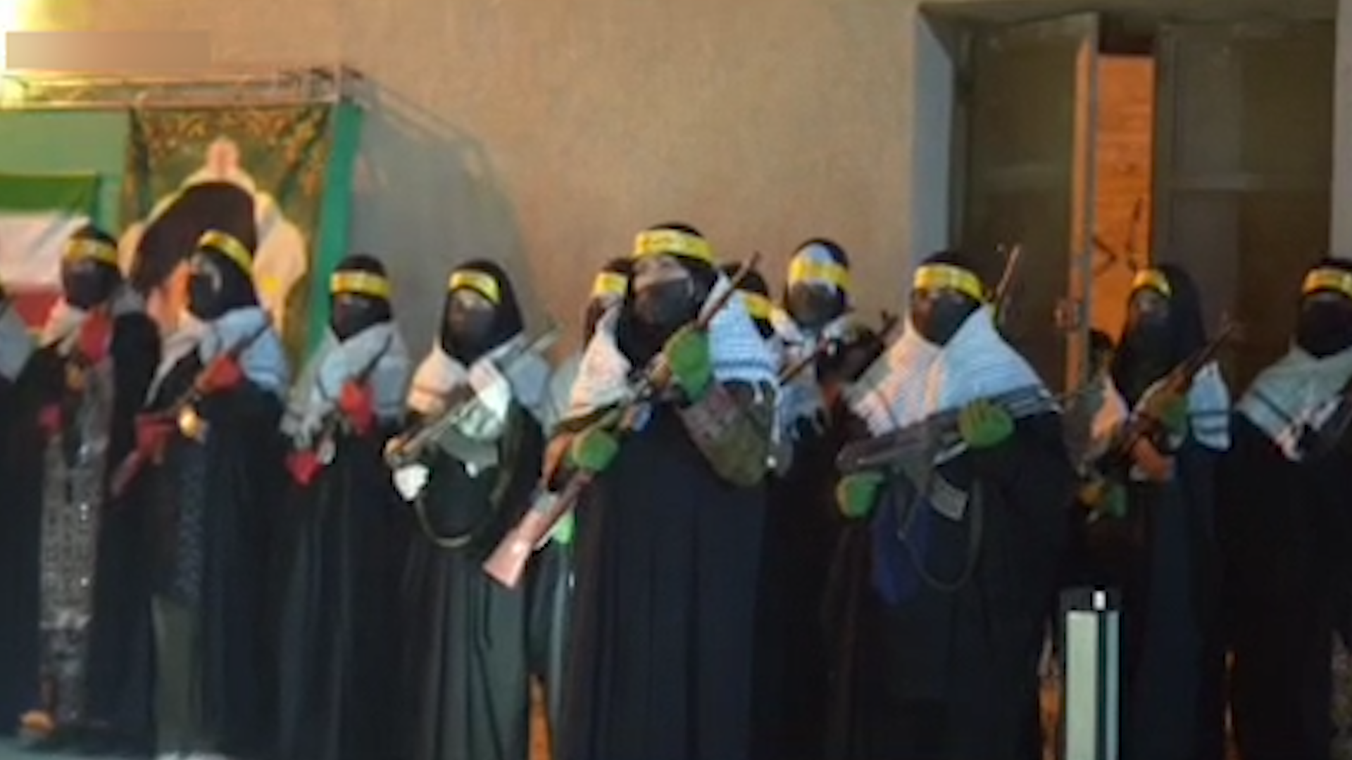 حضور زنان مسلح حامی حکومت در خیابان‌ها با اسلحه و پرچم جمهوری اسلامی