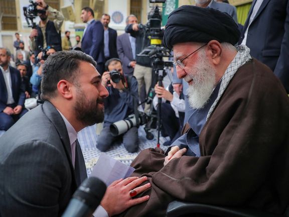 خامنهای در دیدار تعدادی از شعرا: وقتی مجری تلویزیون شعر غلط میخواند اعصاب آدم خرد میشود