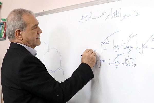 الرئيس الإيراني: على الولايات المتحدة التخلي عن فكرة إخضاعنا بـ "الاغتيالات"