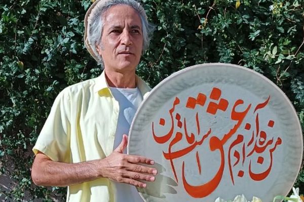 السلطات الإيرانية تعتقل موسيقيًا بسبب انتقاده دعم النظام لحزب الله وبشار الأسد