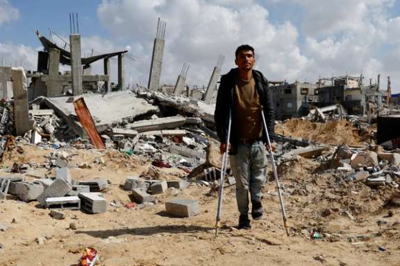 یک فلسطینی در میان ویرانیهای به جا مانده از درگیریها در رفح، جنوب نوار غزه، ۲۸ بهمن
