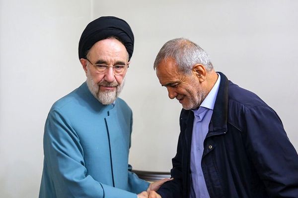 إيران تحت حكم الأقارب.. تعيين 4 من أبناء شقيقة خاتمي في مناصب كبرى بحكومة بزشكيان