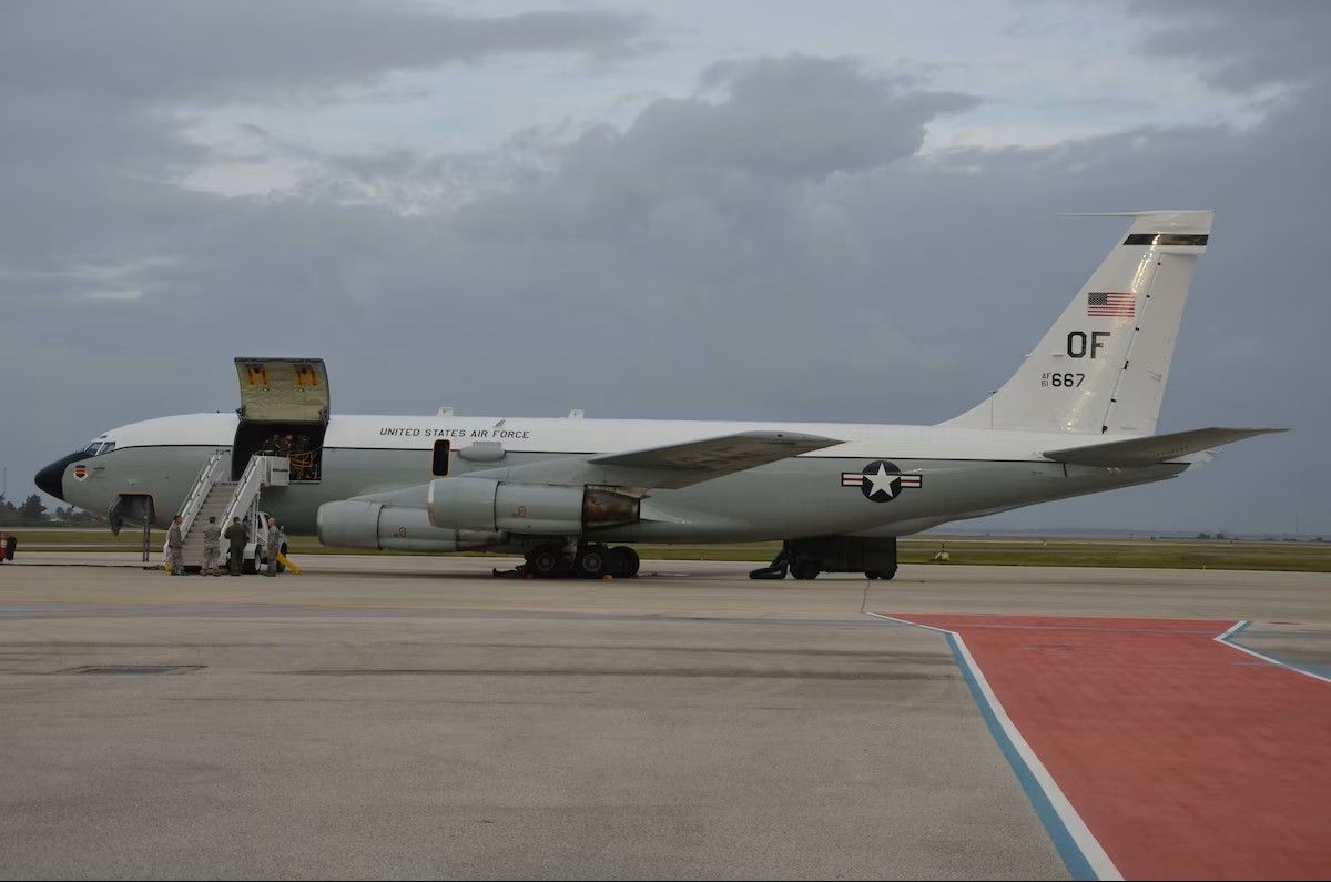 همزمان با تهدید ترامپ علیه جمهوری اسلامی، هواپیمای «ردیاب هسته‌ای» آمریکا وارد بریتانیا شد