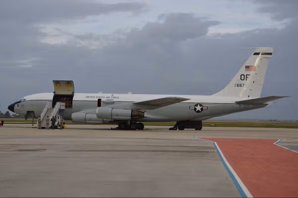 همزمان با تهدید ترامپ علیه جمهوری اسلامی، هواپیمای «ردیاب هستهای» آمریکا وارد بریتانیا شد