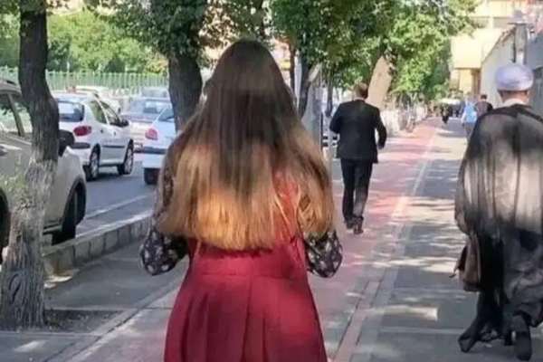 استدعاء رئيس تحرير صحيفة "شرق" الإيرانية بعد نشر استطلاع كشف رفض 84% للحجاب الإجباري