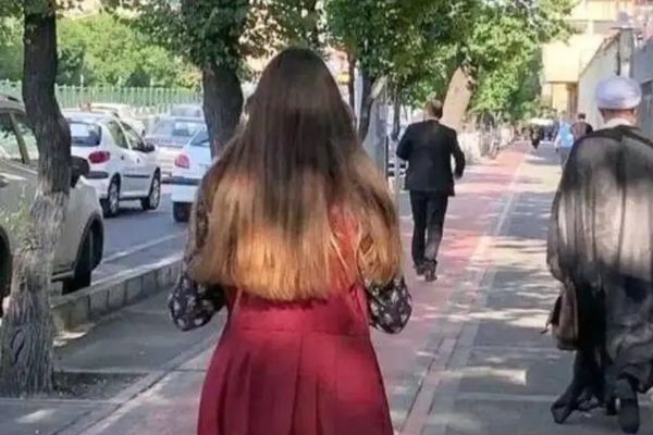 استدعاء رئيس تحرير صحيفة "شرق" الإيرانية بعد نشر استطلاع كشف رفض 84% للحجاب الإجباري