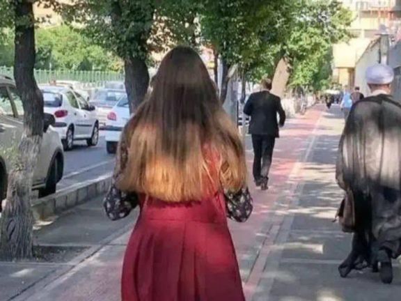 استدعاء رئيس تحرير صحيفة "شرق" الإيرانية بعد نشر استطلاع كشف رفض 84% للحجاب الإجباري