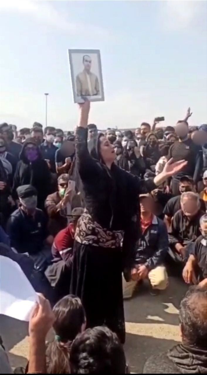 المحتجون الإيرانيون يخرجون إلى الشوارع مجددا.. وينتفضون من مهاباد إلى زاهدان