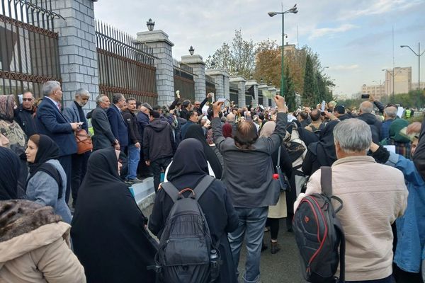 مظاهرة للمعلمين المتقاعدين أمام البرلمان الإيراني احتجاجا على عدم تلبية مطالبهم المالية