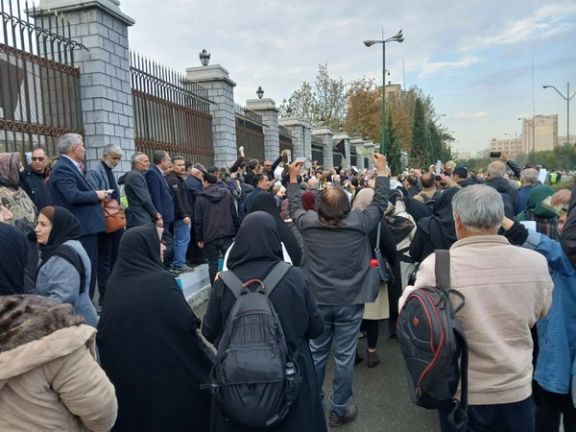 مظاهرة للمعلمين المتقاعدين أمام البرلمان الإيراني احتجاجا على عدم تلبية مطالبهم المالية