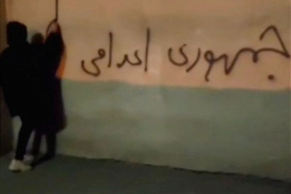 رغم قمع النظام.. استمرار المظاهرات الليلية للإيرانيين بشعارات ضد "الديكتاتور خامنئي"