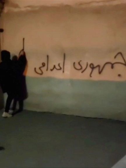 تداوم شعارهای شبانه علیه دیکتاتوری؛ معترضان به شکلهای مختلف از اعدامشدگان یاد میکنند