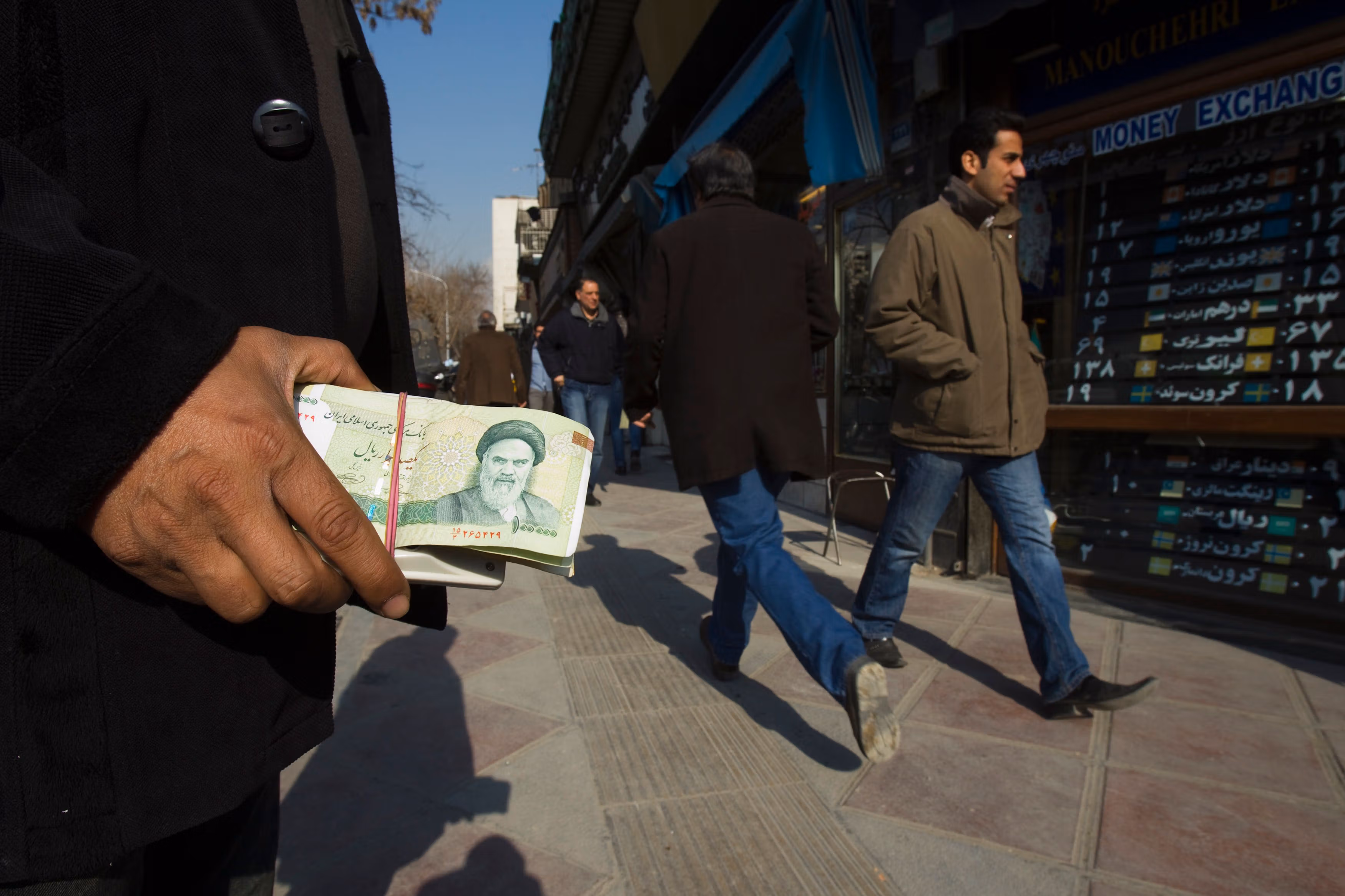 مع تصاعد التكهنات بشن هجوم أميركي.. أسعار الذهب والدولار تواصل ارتفاعها الحاد في إيران