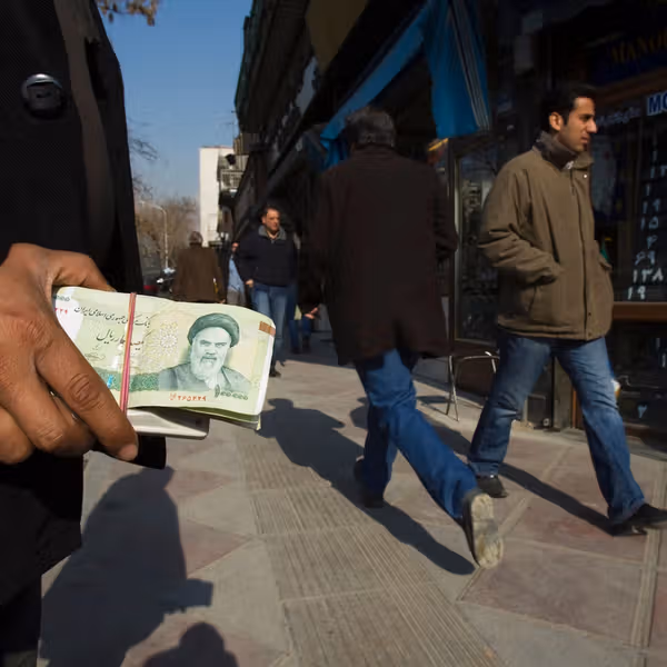 رکودشکنی همزمان بهای سکه و دلار در بازار ایران در سایه افزایش احتمال حمله آمریکا