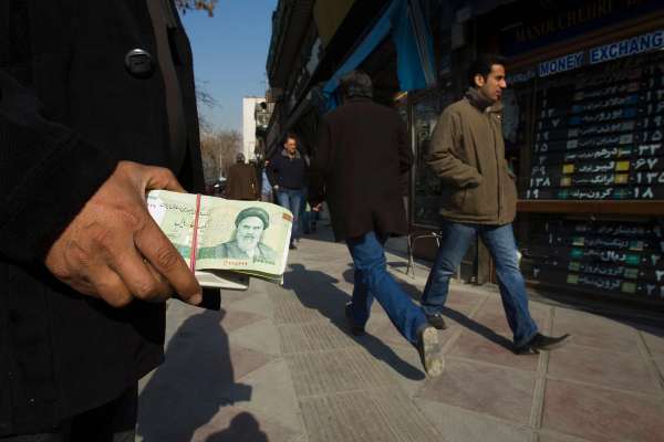 رکودشکنی همزمان بهای سکه و دلار در بازار ایران در سایه افزایش احتمال حمله آمریکا