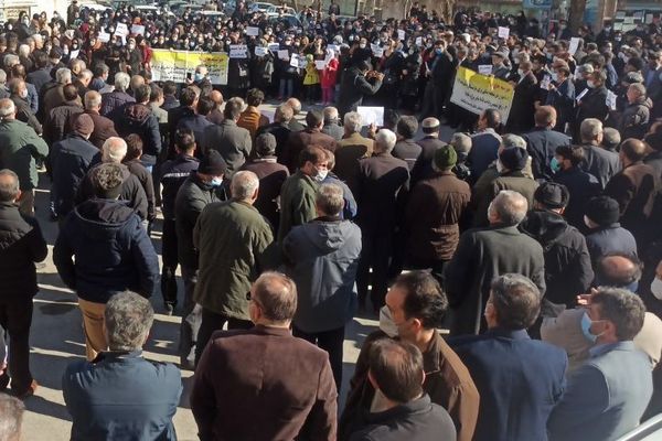 قوات الأمن الإيرانية تهاجم المعلمين المحتجين في بوشهر.. وفي أراك يهتفون: "مستعدون للثورة"