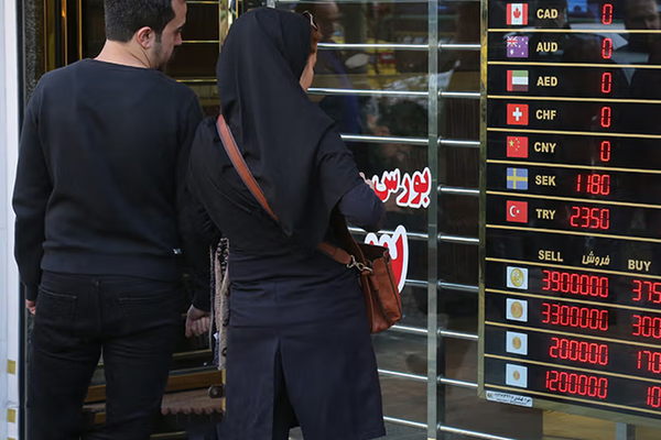 بعد قيود فرضتها الحكومة.. عطل فني يضرب مكاتب الصرافة في إيران