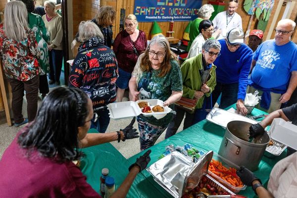 بیش از ۲۴ ایالت آمریکا از کاخ سفید بهدلیل تعلیق کوپن غذا در پی تعطیلی دولت شکایت کردند