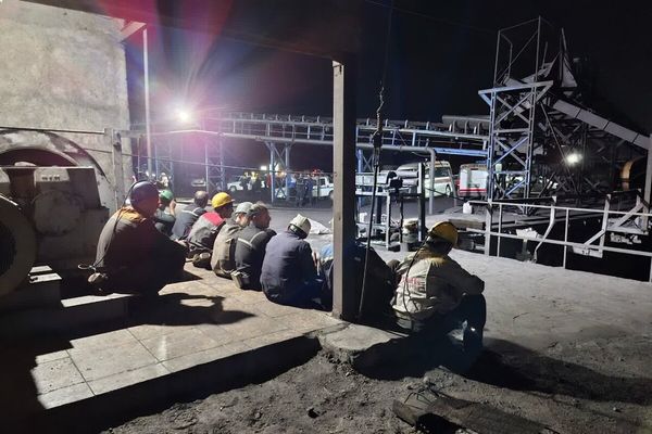 ارتفاع ضحايا انفجار منجم طبس في إيران إلى 50 قتيلاً و"تقاعس" المسؤولين تسبب بالكارثة