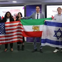 علی رمضانی، دانشجوی زندانی سابق، کسب طلای المپیاد را با پرچم شیر و خورشید جشن گرفت