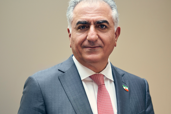 شاهزاده رضا پهلوی: جمعه شب با هممیهنانتان همراه باشید و خیابانها را رها نکنید