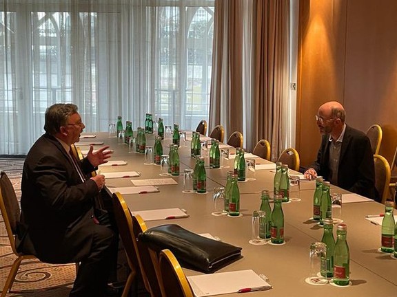 Rob Malley (R) speaking with Russian envoy Mikhail Ulyanov in Vienna on December 29, 2021