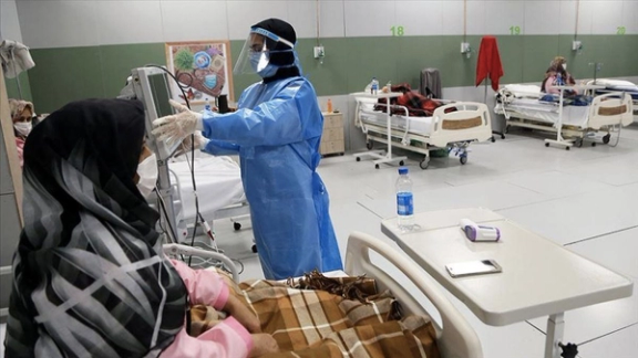 A nurse treating a covid-19 patient at an Iranian hospital