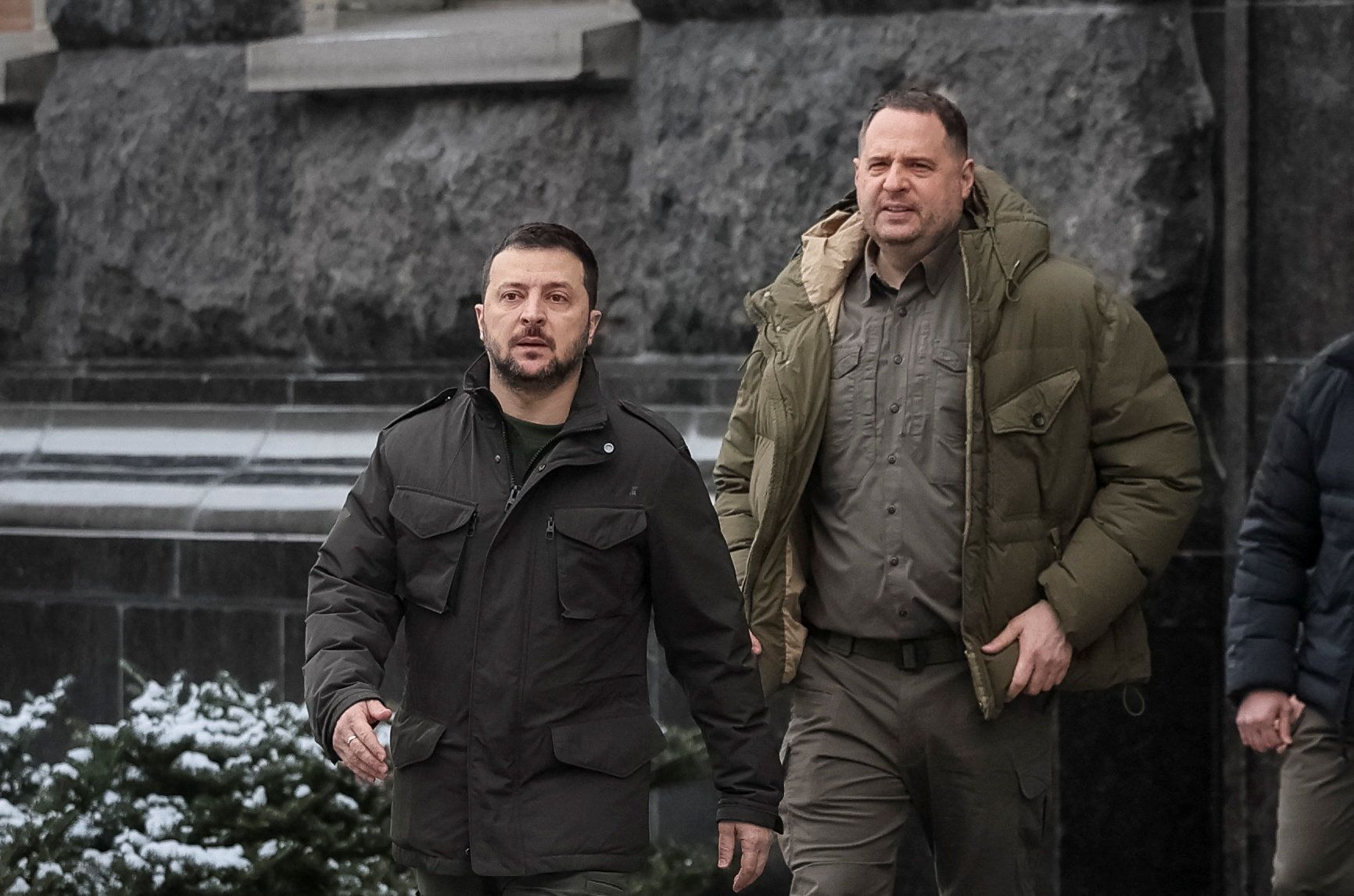 ولودیمیر زلنسکی، رییس‌جمهوری اوکراین و آندری یرماک، رییس دفتر ریاست‌جمهوری، در بحبوحه حمله روسیه به اوکراین در ماه ژانویه، در کی‌یف قدم می‌زنند