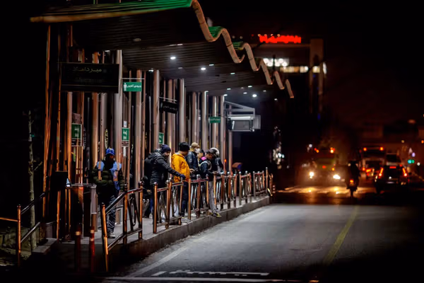 أحياء الفقراء تقبع في الظلام 4 ساعات يوميًا.. "التمييز" في انقطاع الكهرباء يغضب الإيرانيين