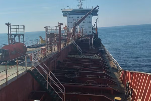 رییس کل دادگستری هرمزگان: یک نفتکش خارجی با شش میلیون لیتر سوخت قاچاق توقیف شد