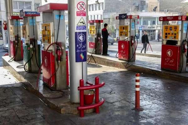 کمبود بنزین، صفهای طولانی جایگاهها و گسترش بازار سیاه سوخت