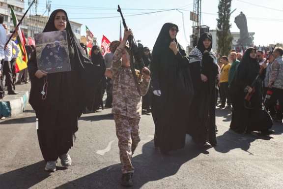 حضور یک کودک با اسلحه در رزمایش «جانفدایان ایران» در تهران، ۲۷ شهریور ۱۴۰۵