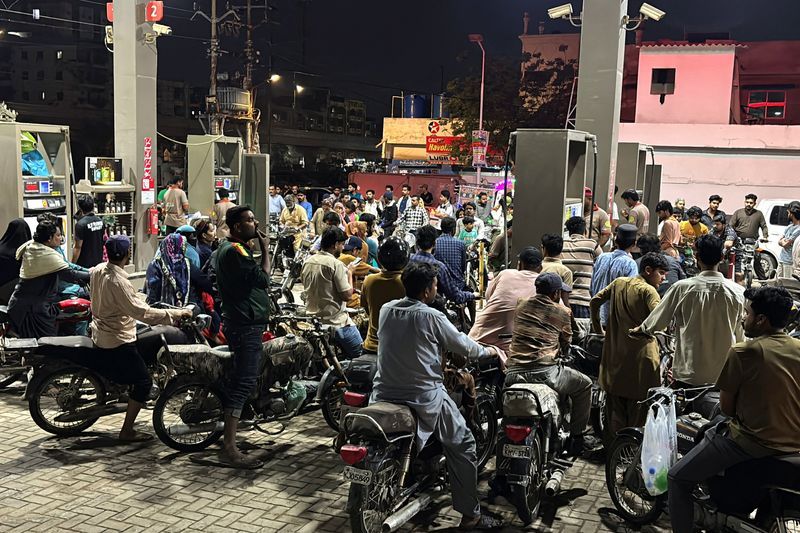 رویترز: جنگ ایران، اقتصاد کشورهای بحران‌زده را زیر فشار تازه برده است