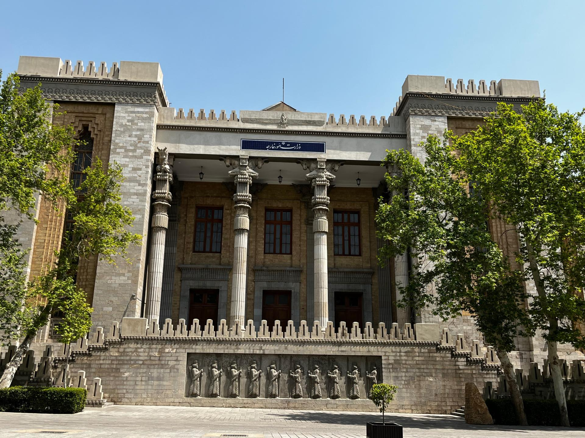 تهران، سفیر بریتانیا را در اعتراض به قرار گرفتن سپاه در فهرست گروه‌های ممنوعه، احضار کرد