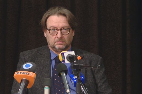 توقيف مقدم برامج بشبكة "برس تي في" الإيرانية في لندن بعد عودته من جنازة نصرالله