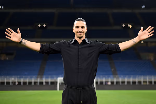 زلاتان ابراهیموویچ و چیرو فرارا حمل کنندگان مشعل المپیک زمستانی در میلان