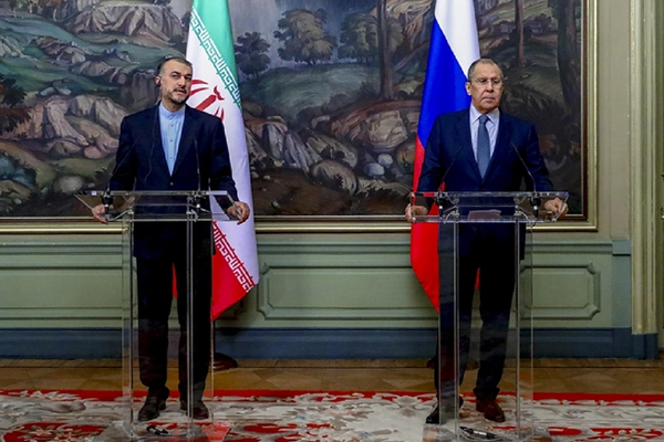 اتفاق روسي إيراني على تجاوز تأثير العقوبات الغربية.. وواشنطن "توافق على استثناء طهران"