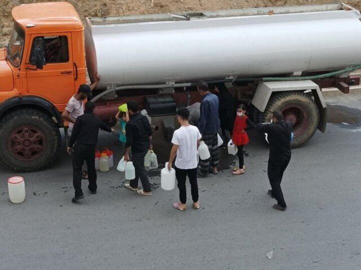 در شرایط نبود آب در بسیاری از مناطق ایران، ۱۵۰ میلیون بطری آب برای زائران اربعین انبار شد