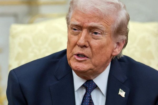 ترامب يعلن استعداده لدعم مجموعات مسلحة محلية لإسقاط النظام الإيراني ويبدأ بالأكراد