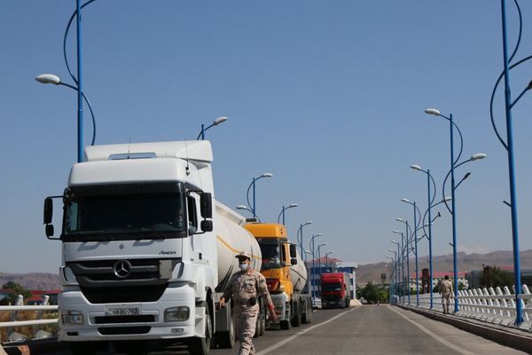 عقب محادثة بين وزيري خارجية البلدين.. أذربيجان تطلق سراح سائقي شاحنات إيرانيين