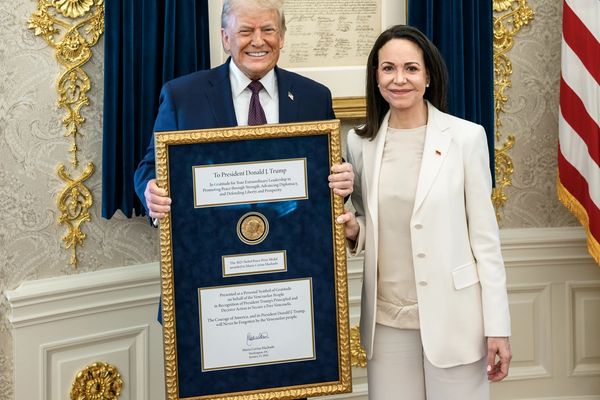 رهبر اپوزیسیون ونزوئلا در دیدار با ترامپ جایزه صلح نوبل خود را به او اهدا کرد